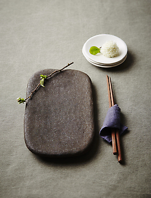 포토 JPG 접시 꽃 회색배경 실내 사람없음 나무젓가락 돌재질 돌접시 국내포토 식물 식기 백그라운드 젓가락 재질 내부 회색 돌_바위 파일형식