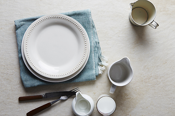 포토 JPG 접시 포크 주전자 실내 사람없음 하이앵글 식탁보 나이프 흰배경 국내포토 식기 뷰포인트 백그라운드 주방용품 내부 흰색 칼 파일형식