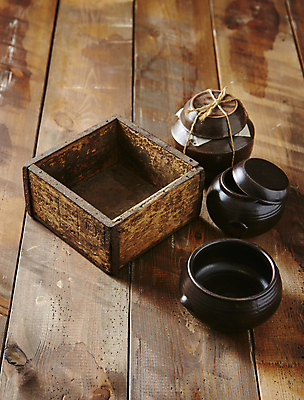 포토 JPG 한국전통 실내 사람없음 항아리 사기그릇 되 나무배경 국내포토 전통 그릇 백그라운드 한국 내부 도자기 파일형식