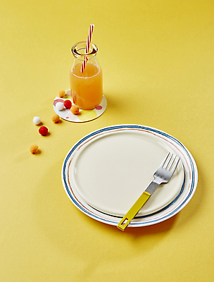 포토 JPG 접시 포크 유리병 실내 빨대 사람없음 주스 노란배경 국내포토 식기 음료 백그라운드 병_용기 내부 노란색 파일형식
