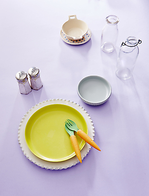 포토 JPG 그릇 접시 포크 유리병 실내 사람없음 숟가락 당근 후추통 보라색배경 소금통 국내포토 식기 백그라운드 병_용기 뿌리채소 수저 내부 보라색 양념통 파일형식