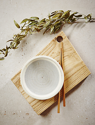 포토 JPG 접시 회색배경 나뭇잎 실내 사람없음 하이앵글 나무젓가락 나무도마 국내포토 식기 뷰포인트 백그라운드 잎 젓가락 도마 내부 목재 회색 파일형식