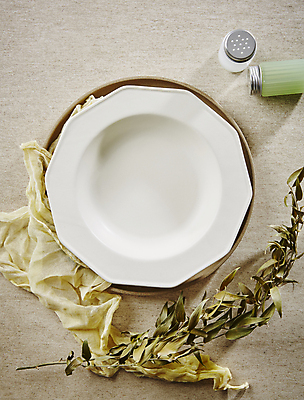 포토 JPG 접시 나뭇잎 실내 사람없음 하이앵글 천 후추통 소금통 베이지색배경 국내포토 식기 뷰포인트 백그라운드 잎 내부 직물 양념통 베이지색 파일형식