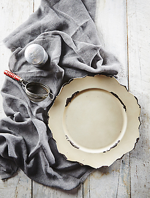 포토 JPG 접시 실내 사람없음 식탁보 천 나무배경 차거름망 국내포토 식기 백그라운드 내부 직물 파일형식