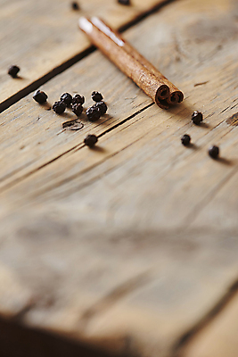 포토 JPG 실내 사람없음 아웃포커스 소프트포커스 시나몬 시나몬스틱 통후추 나무배경 국내포토 백그라운드 촬영기법 내부 후추 파일형식