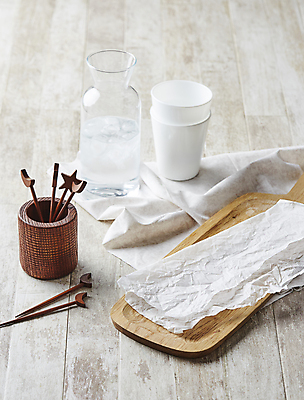 포토 JPG 유리병 실내 사람없음 천 물병 물컵 나무도마 데코픽 종이호일 나무배경 국내포토 백그라운드 병_용기 도마 내부 목재 컵 직물 물통 파티용품 파일형식