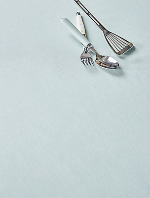 포토 JPG 포크 실내 사람없음 숟가락 파란배경 뒤집개 카피스페이스 국내포토 식기 백그라운드 주방용품 수저 내부 파란색 공백 파일형식