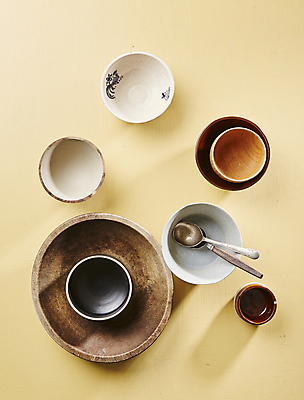 포토 JPG 그릇 접시 실내 사람없음 하이앵글 숟가락 종지 밥그릇 노란배경 국내포토 식기 뷰포인트 백그라운드 수저 내부 노란색 파일형식