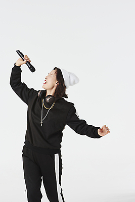 포토 JPG 스튜디오촬영 여자 노년 할머니 회색배경 실내 힙합 한명 들기 상반신 앞모습 실버라이프 한국인 60대 마이크 비니 열창 노인여자한명만 힙스터 액티브시니어 국내포토 모자_잡화 1 라이프스타일 패션 음악 뷰포인트 음향기기 백그라운드 노래 모션 사람 동양인 성인 내부 회색 여자한명만 노인여자만 파일형식