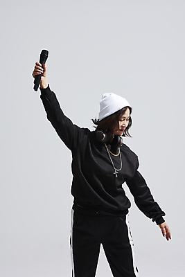 포토 JPG 스튜디오촬영 여자 노년 할머니 노래 회색배경 실내 힙합 한명 들기 상반신 앞모습 옆모습 실버라이프 헤드폰 한국인 60대 마이크 비니 노인여자한명만 힙스터 액티브시니어 국내포토 모자_잡화 1 라이프스타일 패션 음악 뷰포인트 음향기기 백그라운드 모션 사람 동양인 성인 내부 회색 여자한명만 노인여자만 파일형식