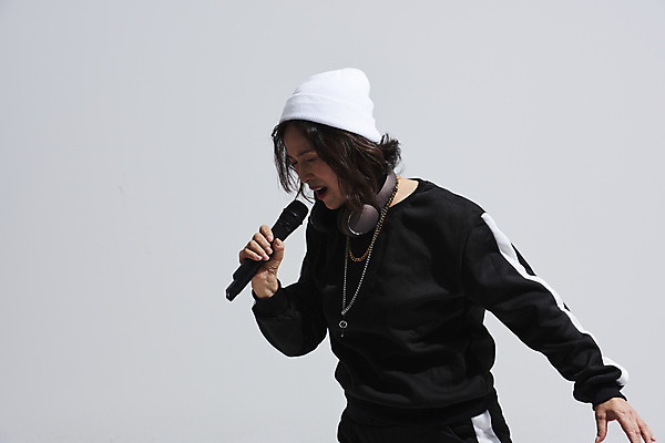 포토 JPG 스튜디오촬영 여자 노년 할머니 회색배경 실내 힙합 한명 들기 상반신 옆모습 실버라이프 한국인 60대 마이크 비니 열창 노인여자한명만 힙스터 액티브시니어 국내포토 모자_잡화 1 라이프스타일 패션 음악 뷰포인트 음향기기 백그라운드 노래 모션 사람 동양인 성인 내부 회색 여자한명만 노인여자만 파일형식