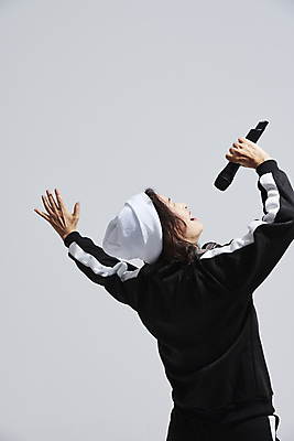 포토 JPG 스튜디오촬영 여자 노년 할머니 회색배경 실내 힙합 한명 들기 상반신 뒷모습 실버라이프 한국인 60대 마이크 비니 열창 노인여자한명만 힙스터 액티브시니어 국내포토 모자_잡화 1 라이프스타일 패션 음악 뷰포인트 음향기기 백그라운드 노래 모션 사람 동양인 성인 내부 회색 여자한명만 노인여자만 파일형식