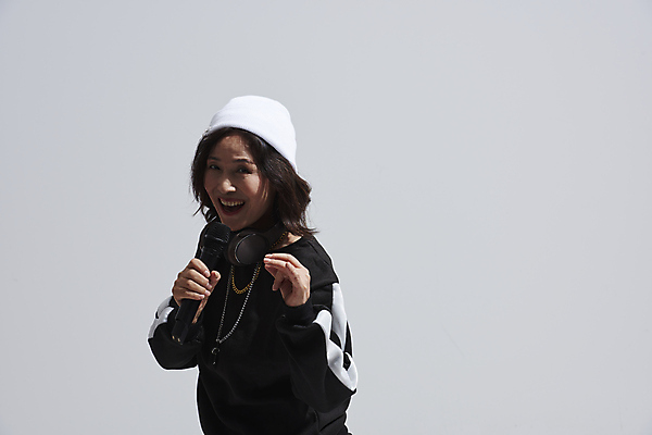 포토 JPG 스튜디오촬영 여자 노년 할머니 노래 회색배경 실내 힙합 한명 웃음 들기 상반신 옆모습 실버라이프 한국인 60대 마이크 비니 노인여자한명만 힙스터 액티브시니어 국내포토 모자_잡화 1 라이프스타일 패션 음악 뷰포인트 음향기기 백그라운드 모션 표정 사람 동양인 성인 내부 회색 여자한명만 노인여자만 파일형식