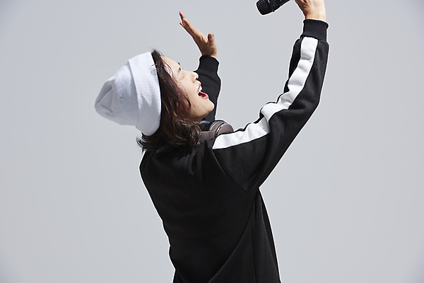 포토 JPG 스튜디오촬영 여자 노년 할머니 회색배경 실내 힙합 한명 들기 상반신 옆모습 실버라이프 손들기 한국인 60대 마이크 비니 열창 노인여자한명만 힙스터 액티브시니어 국내포토 모자_잡화 1 라이프스타일 패션 음악 뷰포인트 음향기기 백그라운드 노래 모션 사람 동양인 성인 내부 회색 여자한명만 노인여자만 파일형식