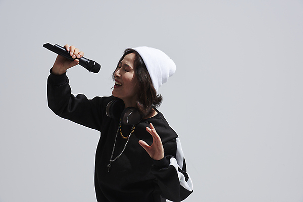 포토 JPG 스튜디오촬영 여자 노년 할머니 회색배경 실내 힙합 한명 들기 상반신 옆모습 실버라이프 눈감음 한국인 60대 마이크 비니 열창 노인여자한명만 힙스터 액티브시니어 국내포토 모자_잡화 1 라이프스타일 패션 음악 뷰포인트 음향기기 백그라운드 노래 모션 사람 동양인 성인 내부 회색 여자한명만 노인여자만 파일형식