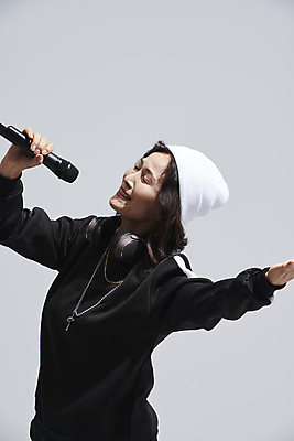 포토 JPG 스튜디오촬영 여자 노년 할머니 회색배경 실내 힙합 한명 미소 들기 상반신 옆모습 실버라이프 눈감음 한국인 60대 마이크 비니 열창 노인여자한명만 힙스터 액티브시니어 국내포토 모자_잡화 1 라이프스타일 패션 음악 뷰포인트 음향기기 백그라운드 노래 모션 표정 사람 동양인 성인 내부 회색 여자한명만 노인여자만 파일형식