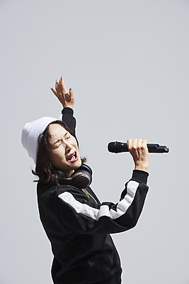 포토 JPG 스튜디오촬영 여자 노년 할머니 회색배경 실내 힙합 한명 들기 상반신 옆모습 실버라이프 손들기 눈감음 한국인 60대 마이크 비니 열창 노인여자한명만 힙스터 액티브시니어 국내포토 모자_잡화 1 라이프스타일 패션 음악 뷰포인트 음향기기 백그라운드 노래 모션 사람 동양인 성인 내부 회색 여자한명만 노인여자만 파일형식