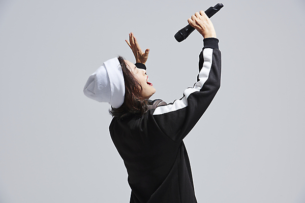 포토 JPG 스튜디오촬영 여자 노년 할머니 회색배경 실내 힙합 한명 들기 상반신 옆모습 실버라이프 손들기 눈감음 한국인 60대 마이크 비니 열창 노인여자한명만 힙스터 액티브시니어 국내포토 모자_잡화 1 라이프스타일 패션 음악 뷰포인트 음향기기 백그라운드 노래 모션 사람 동양인 성인 내부 회색 여자한명만 노인여자만 파일형식