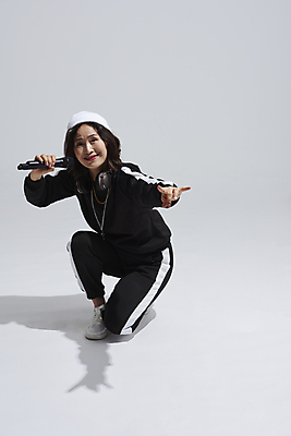 포토 JPG 스튜디오촬영 전신 여자 노년 할머니 노래 회색배경 실내 힙합 한명 미소 들기 손짓 앞모습 실버라이프 한국인 60대 무릎꿇기 마이크 비니 노인여자한명만 힙스터 액티브시니어 국내포토 모자_잡화 1 라이프스타일 패션 음악 뷰포인트 음향기기 백그라운드 모션 표정 사람 동양인 성인 내부 회색 여자한명만 노인여자만 파일형식