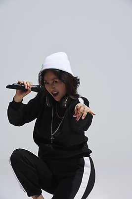 포토 JPG 스튜디오촬영 응시 여자 노년 할머니 노래 회색배경 실내 힙합 한명 웃음 들기 상반신 앞모습 실버라이프 한국인 가리킴 60대 마이크 비니 노인여자한명만 힙스터 액티브시니어 국내포토 모자_잡화 1 라이프스타일 시선 패션 음악 뷰포인트 음향기기 백그라운드 모션 표정 사람 동양인 손짓 성인 내부 회색 여자한명만 노인여자만 파일형식