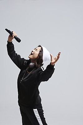 포토 JPG 스튜디오촬영 여자 노년 할머니 회색배경 실내 힙합 한명 들기 상반신 옆모습 실버라이프 손들기 눈감음 한국인 60대 마이크 비니 열창 노인여자한명만 힙스터 액티브시니어 국내포토 모자_잡화 1 라이프스타일 패션 음악 뷰포인트 음향기기 백그라운드 노래 모션 사람 동양인 성인 내부 회색 여자한명만 노인여자만 파일형식