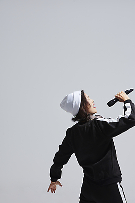 포토 JPG 스튜디오촬영 여자 노년 할머니 회색배경 실내 힙합 한명 들기 상반신 뒷모습 실버라이프 눈감음 한국인 60대 마이크 비니 열창 노인여자한명만 힙스터 액티브시니어 국내포토 모자_잡화 1 라이프스타일 패션 음악 뷰포인트 음향기기 백그라운드 노래 모션 사람 동양인 성인 내부 회색 여자한명만 노인여자만 파일형식