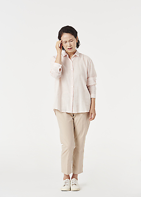 포토 JPG 스튜디오촬영 전신 우먼라이프 여자 노년 할머니 한명 서기 앞모습 실버라이프 건강관리 눈감음 고통 한국인 찡그림 60대 흰배경 두통 노후건강 노인여자한명만 국내포토 1 라이프스타일 감정 뷰포인트 백그라운드 모션 실내 표정 건강 관리 사람 동양인 성인 노후 흰색 질병 여자한명만 노인여자만 파일형식