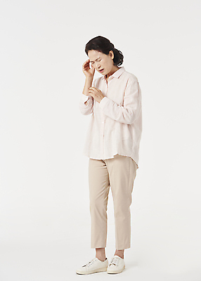 포토 JPG 스튜디오촬영 전신 우먼라이프 여자 노년 할머니 한명 서기 옆모습 실버라이프 건강관리 눈감음 고통 한국인 찡그림 60대 흰배경 두통 노후건강 노인여자한명만 국내포토 1 라이프스타일 감정 뷰포인트 백그라운드 모션 실내 표정 건강 관리 사람 동양인 성인 노후 흰색 질병 여자한명만 노인여자만 파일형식