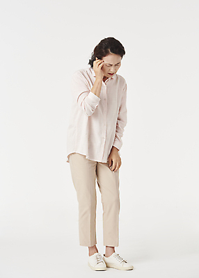 포토 JPG 스튜디오촬영 전신 우먼라이프 여자 노년 할머니 한명 옆모습 실버라이프 건강관리 고통 한국인 찡그림 60대 흰배경 두통 노후건강 손짚기 노인여자한명만 국내포토 1 라이프스타일 감정 뷰포인트 백그라운드 실내 표정 건강 관리 사람 동양인 손짓 성인 노후 흰색 질병 여자한명만 노인여자만 파일형식