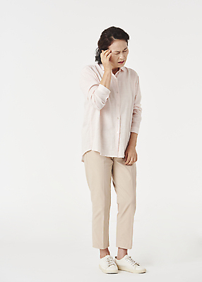 포토 JPG 스튜디오촬영 전신 우먼라이프 여자 노년 할머니 한명 옆모습 실버라이프 건강관리 눈감음 고통 한국인 찡그림 60대 흰배경 두통 노후건강 손짚기 노인여자한명만 국내포토 1 라이프스타일 감정 뷰포인트 백그라운드 모션 실내 표정 건강 관리 사람 동양인 손짓 성인 노후 흰색 질병 여자한명만 노인여자만 파일형식