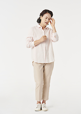 포토 JPG 스튜디오촬영 전신 우먼라이프 여자 노년 할머니 한명 앞모습 실버라이프 건강관리 눈감음 고통 한국인 찡그림 60대 흰배경 두통 노후건강 손짚기 노인여자한명만 국내포토 1 라이프스타일 감정 뷰포인트 백그라운드 모션 실내 표정 건강 관리 사람 동양인 손짓 성인 노후 흰색 질병 여자한명만 노인여자만 파일형식