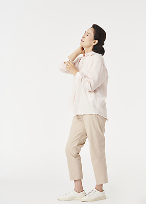 포토 JPG 스튜디오촬영 전신 우먼라이프 여자 노년 할머니 한명 앞모습 옆모습 실버라이프 건강관리 눈감음 고통 한국인 찡그림 60대 흰배경 근육통 노후건강 목통증 노인여자한명만 국내포토 1 라이프스타일 감정 뷰포인트 백그라운드 모션 실내 표정 건강 관리 사람 동양인 성인 노후 흰색 여자한명만 노인여자만 파일형식