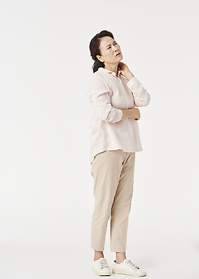 포토 JPG 스튜디오촬영 전신 우먼라이프 여자 노년 할머니 한명 앞모습 옆모습 실버라이프 건강관리 고통 한국인 60대 흰배경 근육통 노후건강 목통증 노인여자한명만 국내포토 1 라이프스타일 감정 뷰포인트 백그라운드 실내 건강 관리 사람 동양인 성인 노후 흰색 여자한명만 노인여자만 파일형식