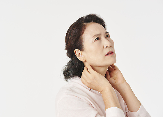 포토 JPG 스튜디오촬영 우먼라이프 여자 노년 할머니 한명 상반신 옆모습 실버라이프 건강관리 고통 한국인 올려보기 찡그림 60대 흰배경 근육통 노후건강 목통증 손짚기 노인여자한명만 국내포토 1 라이프스타일 감정 뷰포인트 백그라운드 모션 실내 표정 건강 관리 사람 동양인 손짓 성인 노후 흰색 여자한명만 노인여자만 파일형식