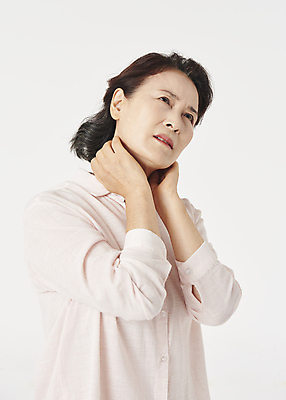 포토 JPG 스튜디오촬영 우먼라이프 여자 노년 할머니 한명 상반신 옆모습 실버라이프 건강관리 고통 한국인 잡기 찡그림 60대 흰배경 근육통 노후건강 목통증 노인여자한명만 국내포토 1 라이프스타일 감정 뷰포인트 백그라운드 모션 실내 표정 건강 관리 사람 동양인 성인 노후 흰색 여자한명만 노인여자만 파일형식