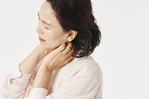 포토 JPG 스튜디오촬영 우먼라이프 여자 노년 할머니 한명 상반신 옆모습 실버라이프 건강관리 고통 한국인 잡기 찡그림 60대 흰배경 근육통 노후건강 목통증 노인여자한명만 국내포토 1 라이프스타일 감정 뷰포인트 백그라운드 모션 실내 표정 건강 관리 사람 동양인 성인 노후 흰색 여자한명만 노인여자만 파일형식