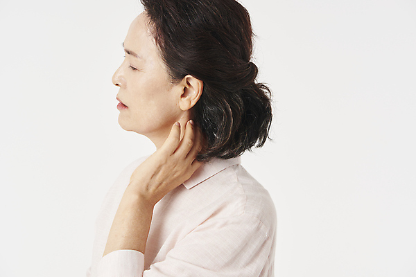 포토 JPG 스튜디오촬영 우먼라이프 여자 노년 할머니 한명 상반신 옆모습 실버라이프 건강관리 눈감음 고통 한국인 60대 흰배경 근육통 노후건강 목통증 노인여자한명만 국내포토 1 라이프스타일 감정 뷰포인트 백그라운드 모션 실내 건강 관리 사람 동양인 성인 노후 흰색 여자한명만 노인여자만 파일형식