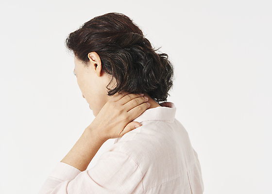 포토 JPG 스튜디오촬영 우먼라이프 여자 노년 할머니 한명 상반신 옆모습 실버라이프 건강관리 고통 한국인 잡기 60대 흰배경 근육통 노후건강 목통증 노인여자한명만 국내포토 1 라이프스타일 감정 뷰포인트 백그라운드 모션 실내 건강 관리 사람 동양인 성인 노후 흰색 여자한명만 노인여자만 파일형식