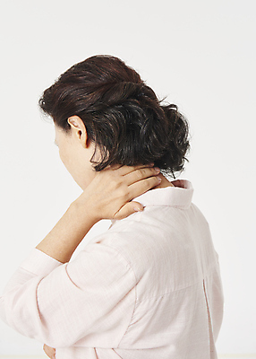 포토 JPG 스튜디오촬영 우먼라이프 여자 노년 할머니 한명 상반신 옆모습 실버라이프 건강관리 고통 한국인 잡기 60대 흰배경 근육통 노후건강 목통증 노인여자한명만 국내포토 1 라이프스타일 감정 뷰포인트 백그라운드 모션 실내 건강 관리 사람 동양인 성인 노후 흰색 여자한명만 노인여자만 파일형식