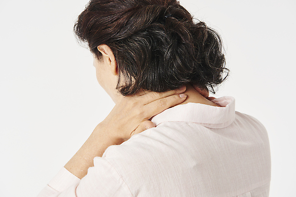 포토 JPG 스튜디오촬영 우먼라이프 여자 노년 할머니 한명 상반신 뒷모습 실버라이프 건강관리 고통 한국인 잡기 60대 흰배경 근육통 노후건강 목통증 노인여자한명만 국내포토 1 라이프스타일 감정 뷰포인트 백그라운드 모션 실내 건강 관리 사람 동양인 성인 노후 흰색 여자한명만 노인여자만 파일형식