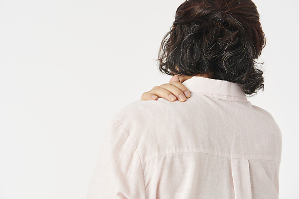 포토 JPG 스튜디오촬영 우먼라이프 여자 노년 할머니 한명 상반신 뒷모습 실버라이프 건강관리 고통 한국인 잡기 60대 어깨 흰배경 근육통 노후건강 어깨통증 노인여자한명만 국내포토 1 라이프스타일 감정 뷰포인트 백그라운드 모션 실내 건강 관리 사람 동양인 성인 신체부위 노후 흰색 질병 여자한명만 노인여자만 파일형식