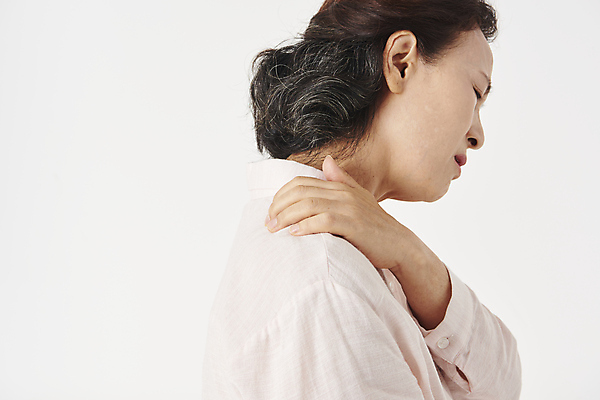 포토 JPG 스튜디오촬영 우먼라이프 여자 노년 할머니 한명 상반신 옆모습 실버라이프 건강관리 눈감음 고통 한국인 잡기 찡그림 60대 어깨 흰배경 근육통 노후건강 어깨통증 노인여자한명만 국내포토 1 라이프스타일 감정 뷰포인트 백그라운드 모션 실내 표정 건강 관리 사람 동양인 성인 신체부위 노후 흰색 질병 여자한명만 노인여자만 파일형식