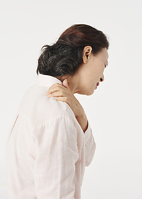 포토 JPG 스튜디오촬영 우먼라이프 여자 노년 할머니 한명 상반신 옆모습 실버라이프 건강관리 고통 한국인 잡기 60대 어깨 흰배경 근육통 노후건강 어깨통증 노인여자한명만 국내포토 1 라이프스타일 감정 뷰포인트 백그라운드 모션 실내 건강 관리 사람 동양인 성인 신체부위 노후 흰색 질병 여자한명만 노인여자만 파일형식