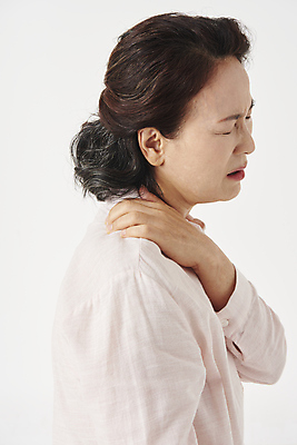 포토 JPG 스튜디오촬영 우먼라이프 여자 노년 할머니 한명 상반신 옆모습 실버라이프 건강관리 눈감음 고통 한국인 잡기 찡그림 60대 어깨 흰배경 근육통 노후건강 어깨통증 노인여자한명만 국내포토 1 라이프스타일 감정 뷰포인트 백그라운드 모션 실내 표정 건강 관리 사람 동양인 성인 신체부위 노후 흰색 질병 여자한명만 노인여자만 파일형식