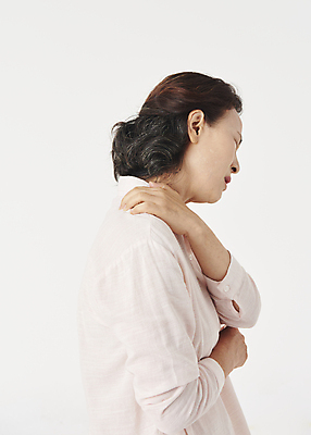 포토 JPG 스튜디오촬영 우먼라이프 여자 노년 할머니 한명 상반신 옆모습 실버라이프 건강관리 고통 한국인 잡기 찡그림 60대 어깨 흰배경 근육통 노후건강 어깨통증 노인여자한명만 국내포토 1 라이프스타일 감정 뷰포인트 백그라운드 모션 실내 표정 건강 관리 사람 동양인 성인 신체부위 노후 흰색 질병 여자한명만 노인여자만 파일형식