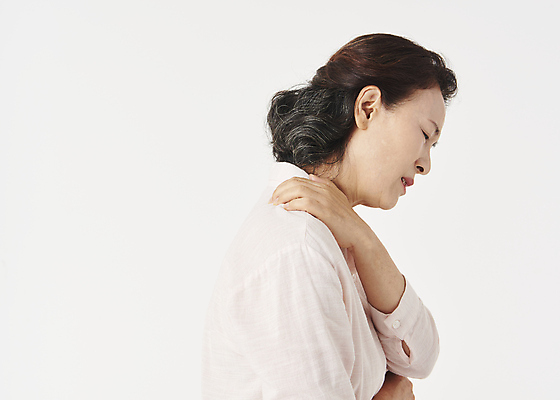포토 JPG 스튜디오촬영 우먼라이프 여자 노년 할머니 한명 상반신 옆모습 실버라이프 건강관리 눈감음 고통 한국인 잡기 찡그림 60대 어깨 흰배경 근육통 노후건강 어깨통증 노인여자한명만 국내포토 1 라이프스타일 감정 뷰포인트 백그라운드 모션 실내 표정 건강 관리 사람 동양인 성인 신체부위 노후 흰색 질병 여자한명만 노인여자만 파일형식
