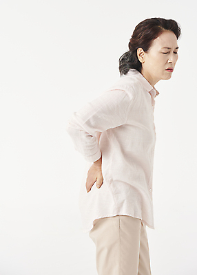 포토 JPG 스튜디오촬영 전신 우먼라이프 여자 노년 할머니 한명 옆모습 실버라이프 건강관리 눈감음 고통 한국인 잡기 찡그림 60대 허리 흰배경 근육통 노후건강 허리통증 노인여자한명만 국내포토 1 라이프스타일 감정 뷰포인트 백그라운드 모션 실내 표정 건강 관리 사람 동양인 성인 신체부위 노후 흰색 여자한명만 노인여자만 파일형식