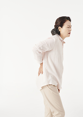 포토 JPG 스튜디오촬영 전신 우먼라이프 여자 노년 할머니 한명 옆모습 실버라이프 건강관리 눈감음 고통 한국인 잡기 찡그림 60대 허리 흰배경 근육통 노후건강 허리통증 노인여자한명만 국내포토 1 라이프스타일 감정 뷰포인트 백그라운드 모션 실내 표정 건강 관리 사람 동양인 성인 신체부위 노후 흰색 여자한명만 노인여자만 파일형식