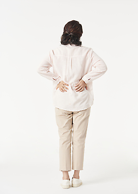 포토 JPG 스튜디오촬영 전신 우먼라이프 여자 노년 할머니 한명 서기 뒷모습 실버라이프 건강관리 고통 한국인 잡기 60대 허리 흰배경 근육통 노후건강 허리통증 노인여자한명만 국내포토 1 라이프스타일 감정 뷰포인트 백그라운드 모션 실내 건강 관리 사람 동양인 성인 신체부위 노후 흰색 여자한명만 노인여자만 파일형식