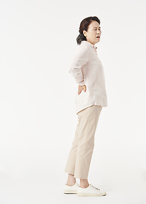 포토 JPG 스튜디오촬영 전신 우먼라이프 여자 노년 할머니 한명 서기 옆모습 실버라이프 건강관리 눈감음 고통 한국인 잡기 찡그림 60대 허리 흰배경 근육통 노후건강 허리통증 노인여자한명만 국내포토 1 라이프스타일 감정 뷰포인트 백그라운드 모션 실내 표정 건강 관리 사람 동양인 성인 신체부위 노후 흰색 여자한명만 노인여자만 파일형식